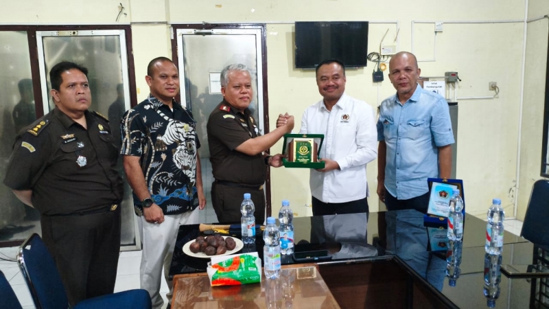 Kajati Sumut Harli Siregar bersama jajaran dan Ketua PWI Sumut foto bersama usai kunjungan di Medan.