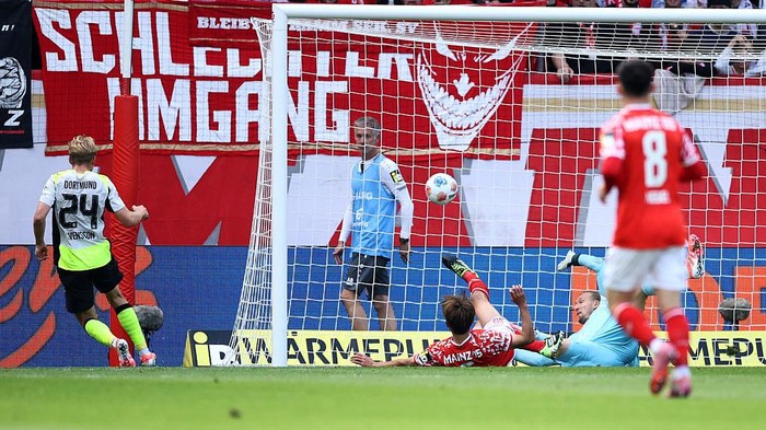 Karim Adeyemi rayakan gol keduanya ke gawang Mainz, bawa Dortmund tempel ketat Bayern di puncak klasemen Bundesliga.