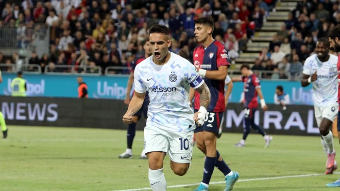 Lautaro Martinez merayakan gol cepatnya yang membuka kemenangan Inter Milan atas Cagliari di Serie A.