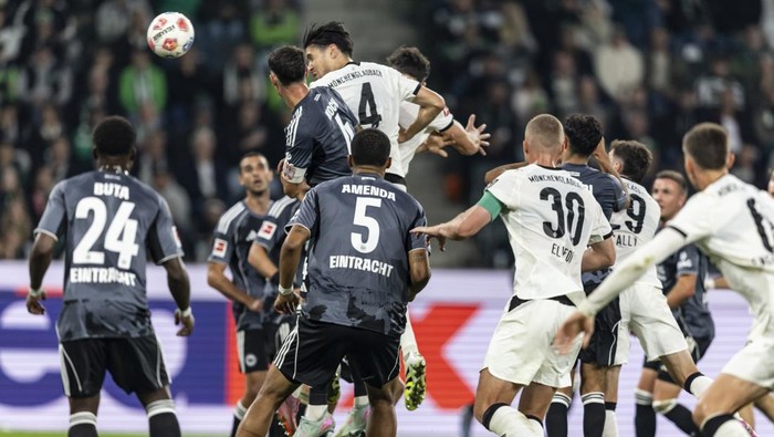 Pemain Eintracht Frankfurt berjibaku mencetak gol ke gawang Borussia Moenchengladbach dalam laga dramatis yang berakhir 6-4 di Borussia Park.