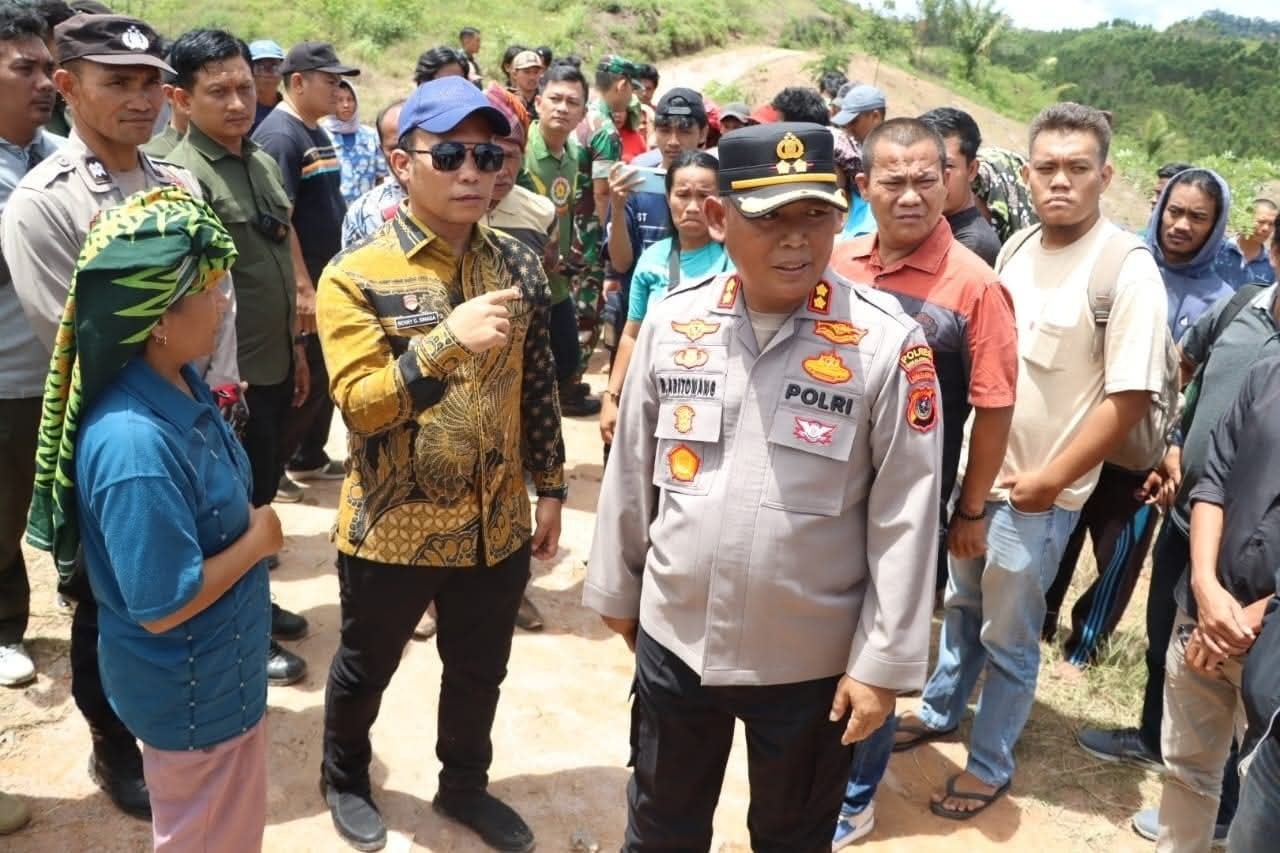 Pemkab dan Forkopimda Simalungun berdialog dengan masyarakat Nagori Sihaporas usai bentrok dengan PT TPL.