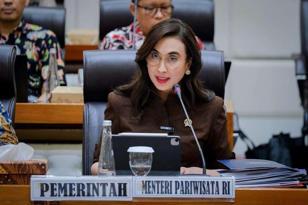 Menpar Widiyanti Putri Wardhana saat memaparkan nilai budaya Danau Toba dalam webinar internasional.