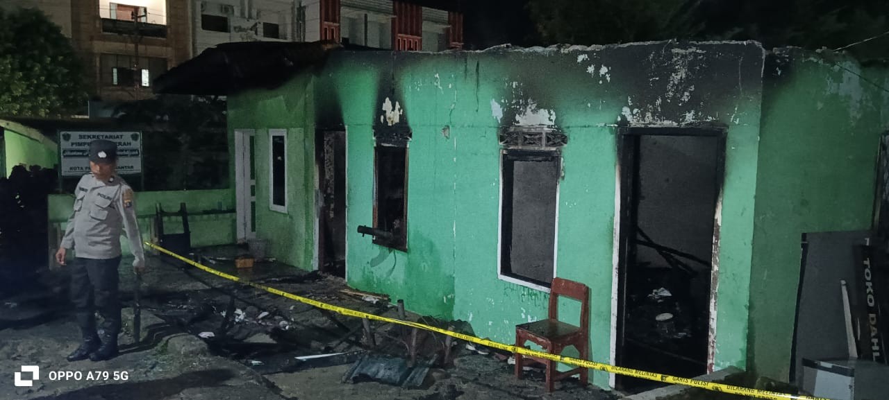 Kantor Sekretariat Pimpinan Daerah Ikatan Pelajar Al Washliyah Pematangsiantar yang terbakar.