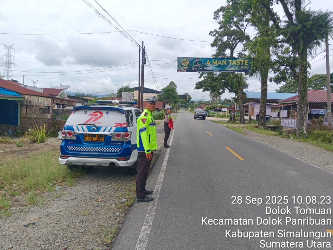 Personel Sat Lantas Polres Simalungun patroli di Jalan Lintas Pematangsiantar&ndash;Parapat.