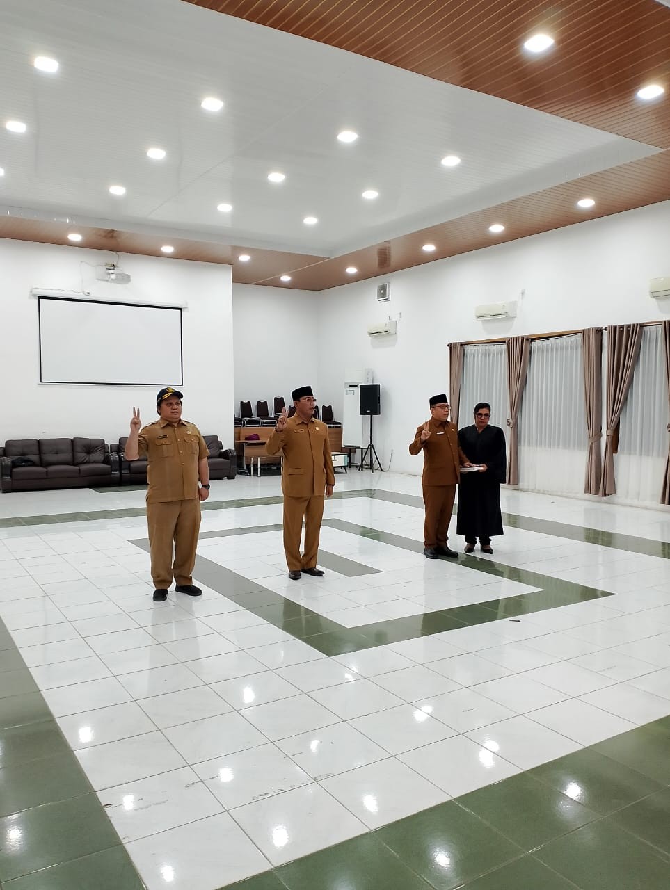 Sekda Junaedi Antonius Sitanggang melantik tiga pejabat administrator dan pengawas di lingkungan Pemko Pematangsiantar.