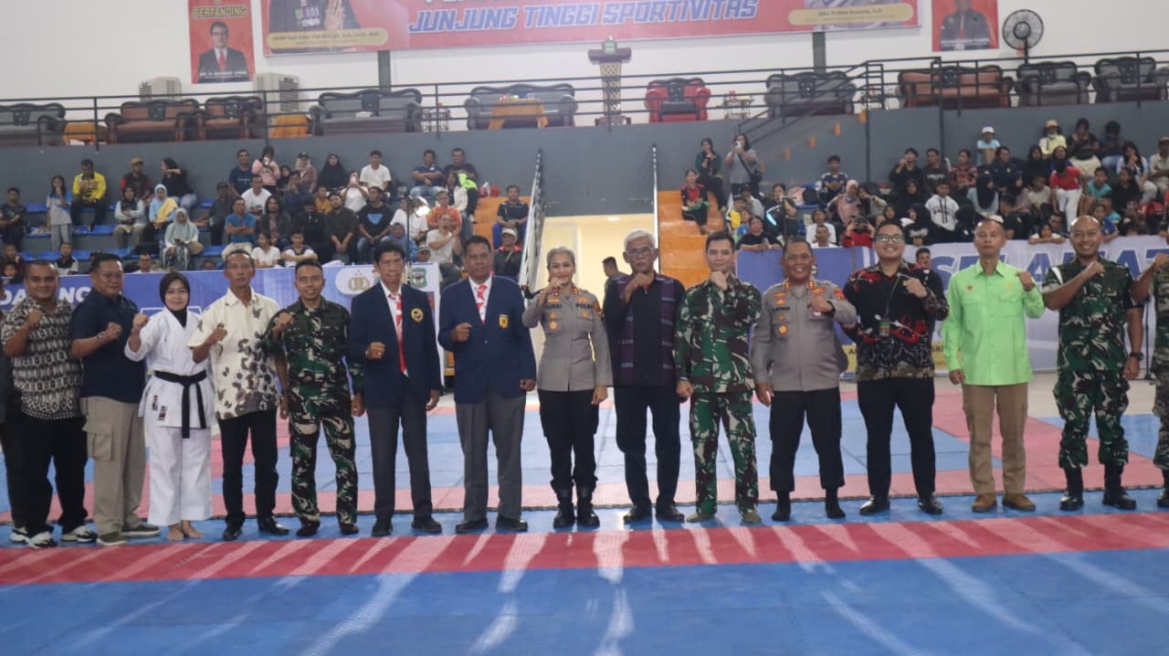 Kapolres Pematangsiantar AKBP Sah Udur Togi Marito Sitinjak membuka Kejuaraan Karate Piala Kapolres Siantar 2025.