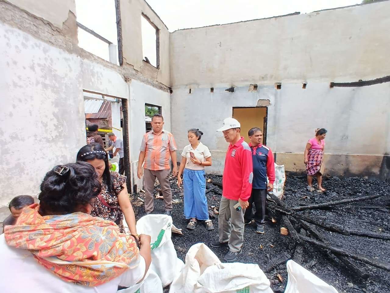 Rumah warga di Silaen, Toba, hangus terbakar akibat korsleting listrik. Dinas Sosial Toba turun langsung salurkan bantuan untuk korban.