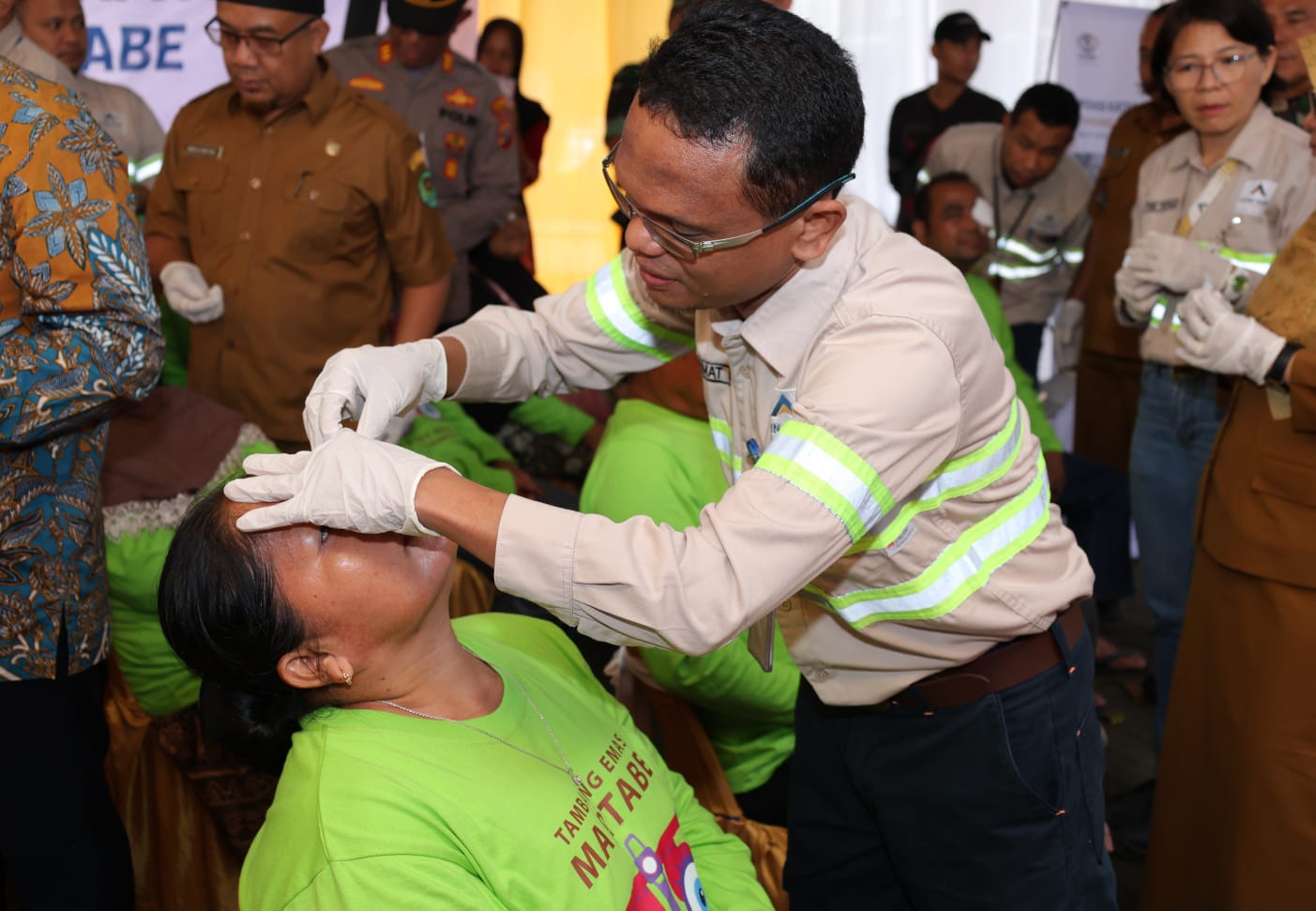 Manajer Operasi PTAR Rahmat Lubis meneteskan obat pasca operasi kepada pasien operasi katarak gratis Martabe, Senin (29/9/2025) di Batangtoru, Tapsel. (Ist)