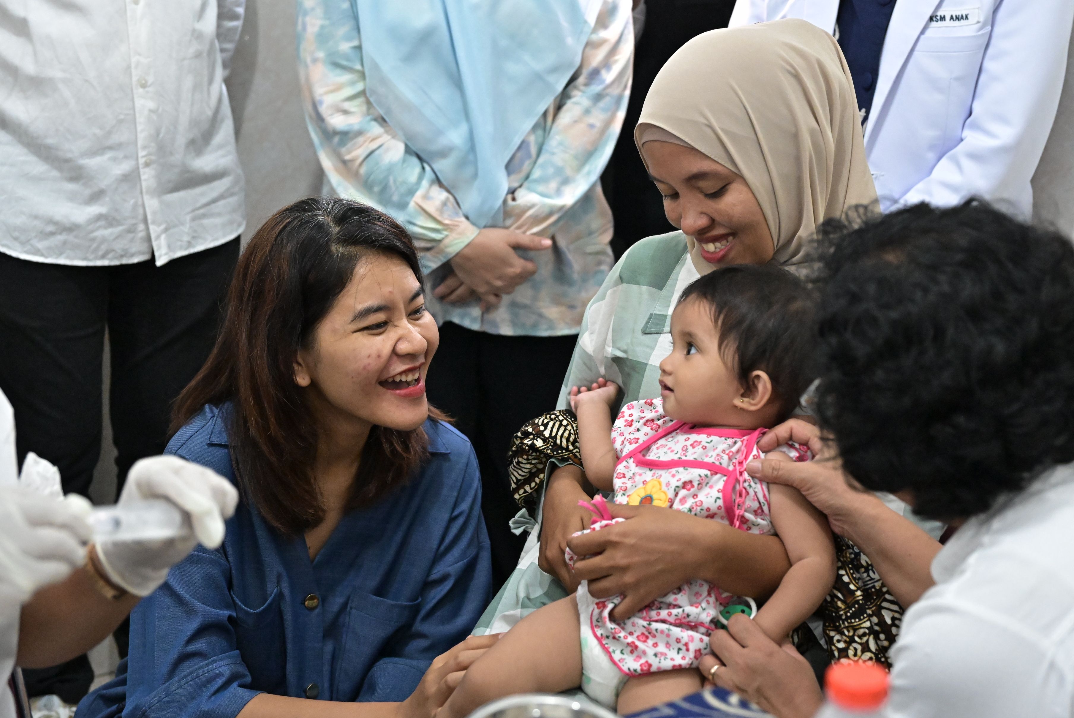 Ketua TP PKK Sumut Kahiyang Ayu menyapa balita peserta imunisasi gratis di Medan.