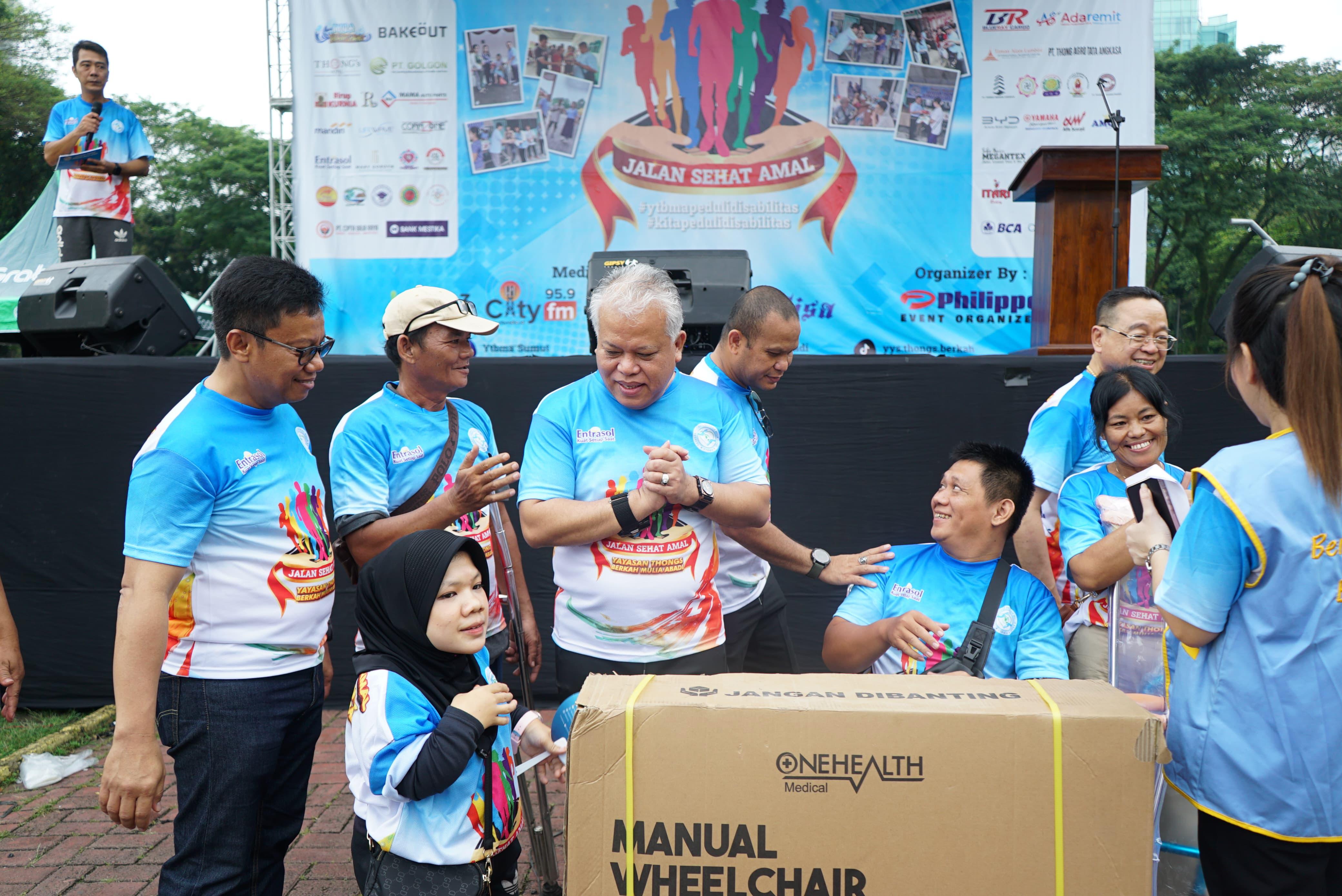 Kajati Sumut bersama jajaran mengikuti jalan santai dalam acara sosial Yayasan Thongs di Lapangan Benteng Medan.