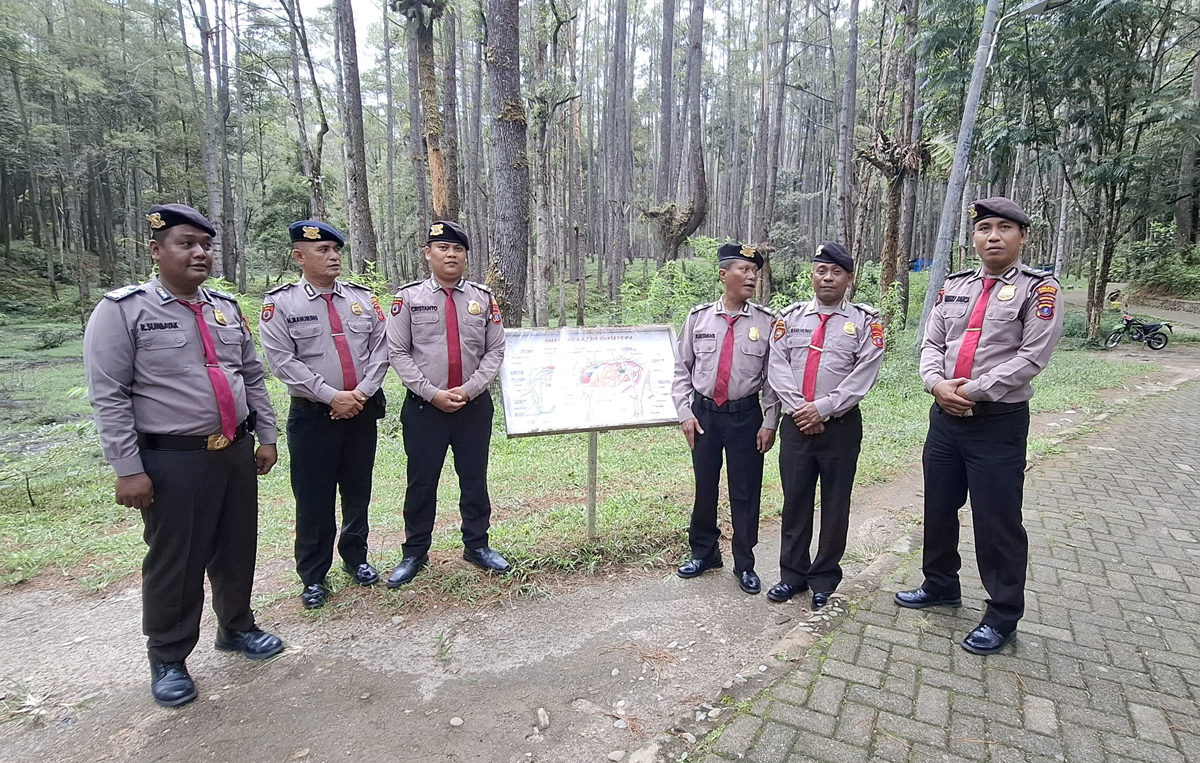 Personel Polres Simalungun saat patroli destinasi wisata di Kawasan Danau Toba.