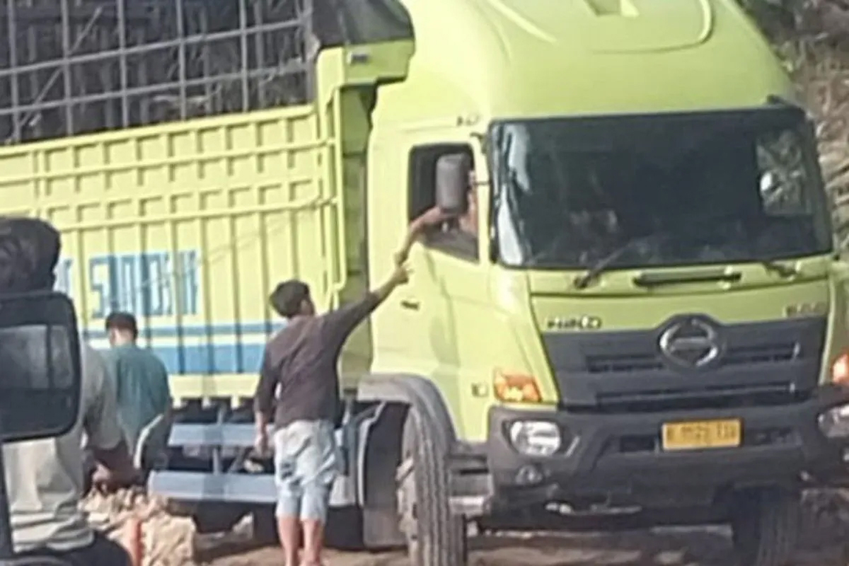 Truk besar tetap nekat melintas di jalur amblas Batu Jomba, Sipirok, Tapanuli Selatan.