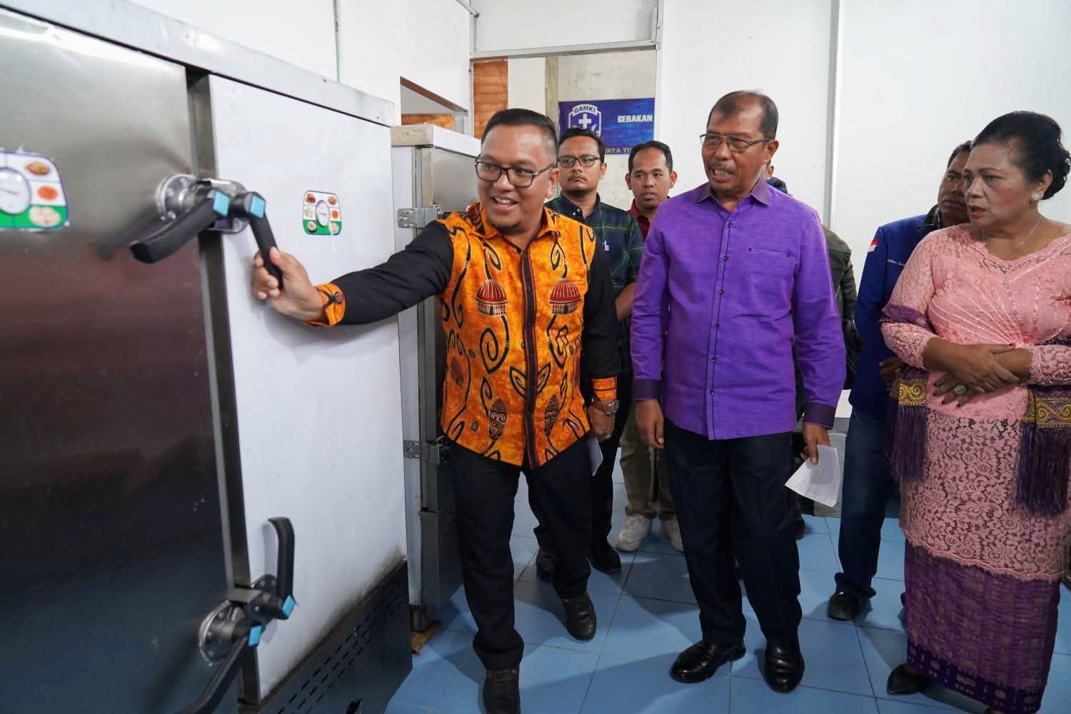 Wakil Bupati Toba Audi Murphy O. Sitorus saat meresmikan Dapur Makan Bergizi (MBG) di Balige, Sabtu (27/9/2025).