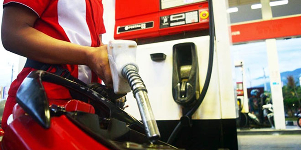 Antrean panjang kendaraan di SPBU akibat kelangkaan BBM jenis Pertalite dan Solar di Kabupaten Mandailing Natal.