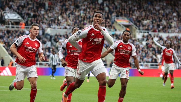 Gabriel Magalhaes jadi pahlawan Arsenal dengan gol tandukan di injury time saat menang 2-1 atas Newcastle, Minggu (28/9/2025).