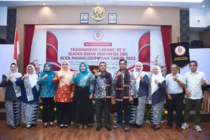 Wali Kota Padangsidimpuan diwakili Asisten Pemerintahan dan Kesra, Iswan Nagabe Lubis, resmi menutup acara pelantikan pengurus cabang IBI Kota Padangsidimpuan masa bakti 2023&ndash;2028.