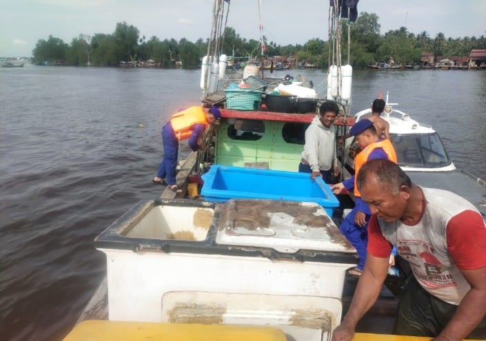 Personil Sat Polairud Tanjungbalai melakukan patroli dan pemeriksaan kapal.