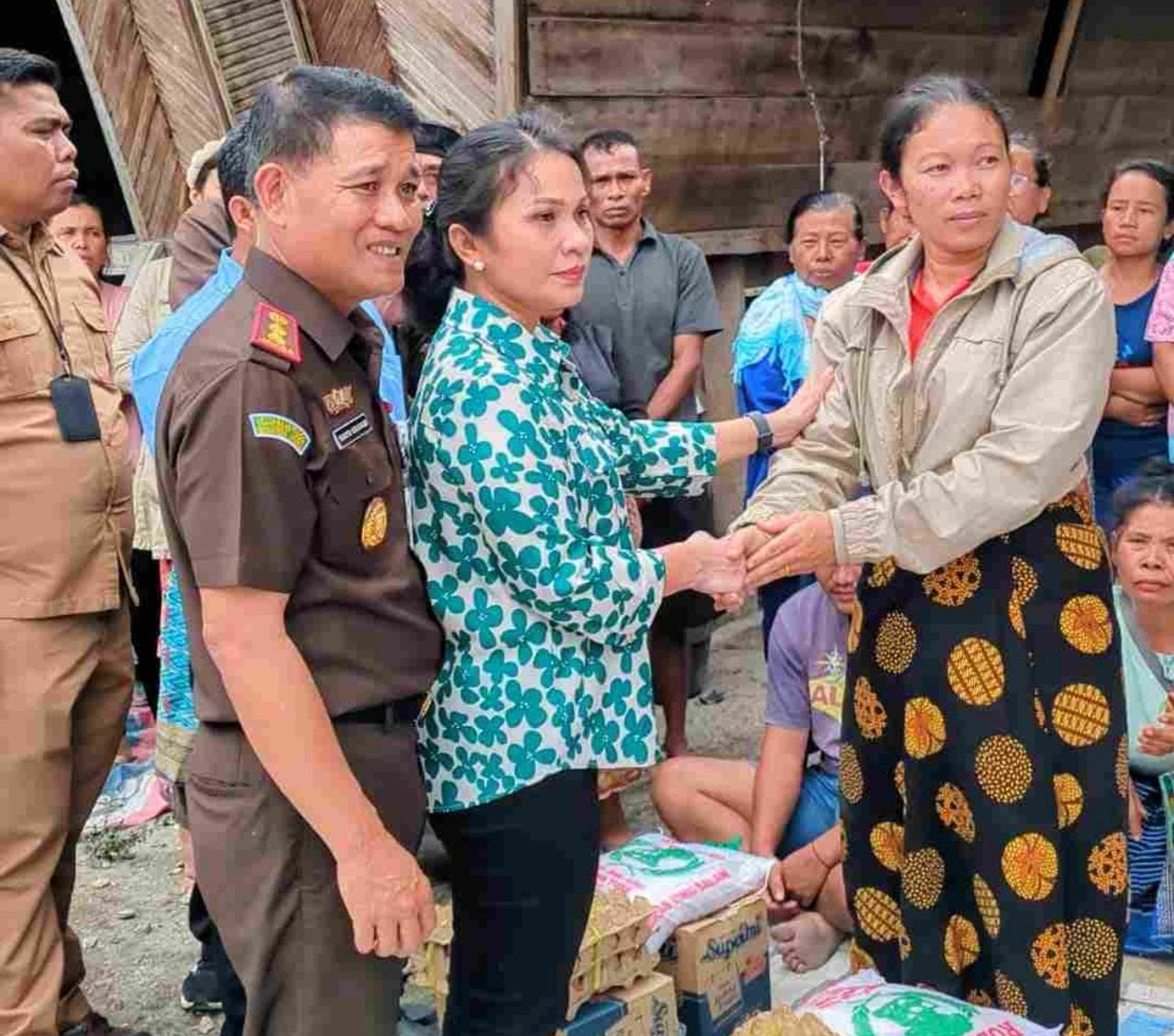 Kepala Kejaksaan Negeri Samosir Karya Graham Hutagaol, SH, MH menyerahkan bantuan kepada korban kebakaran di Desa Simarmata, Kecamatan Simanindo.