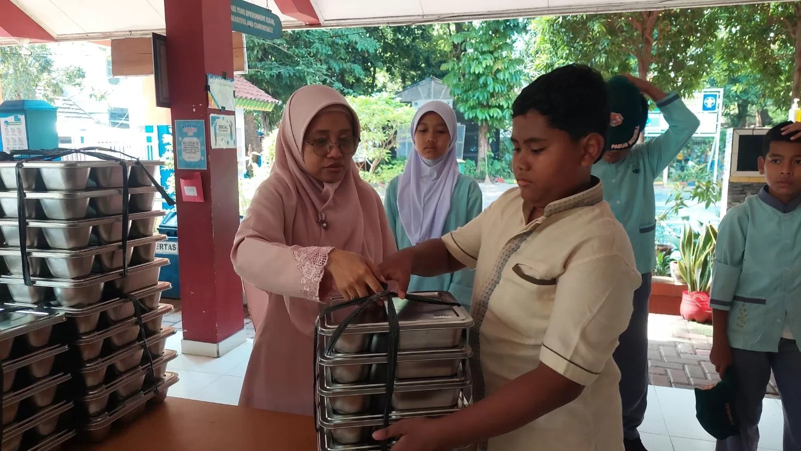 Guru penanggung jawab program Makan Bergizi Gratis (MBG) bakal terima insentif Rp100 ribu per hari.
