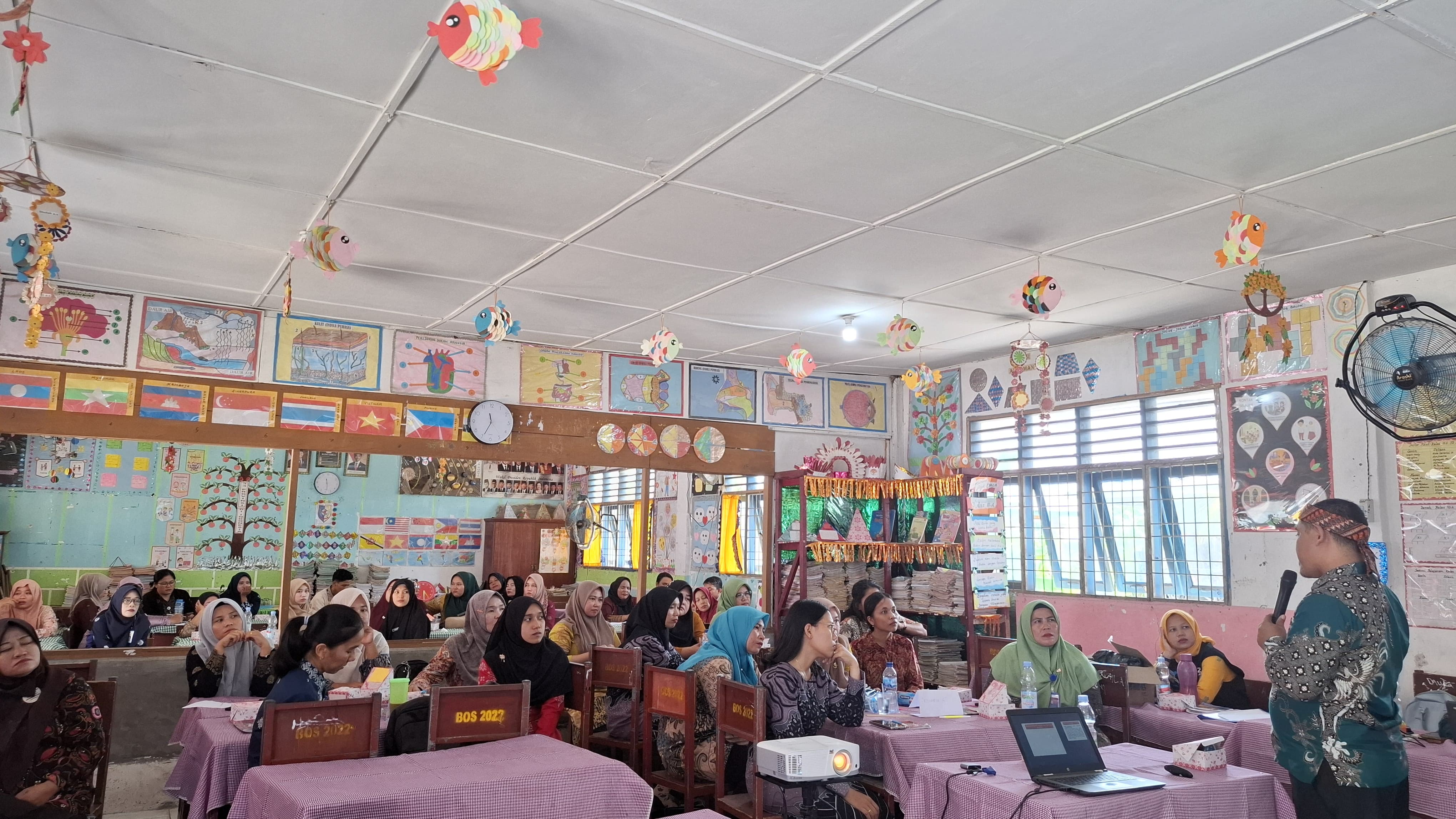 Tim Guru Bisa saat mendampingi guru SD di Batu Bara dalam pelatihan media pembelajaran numerasi berbasis lingkungan yang BAHAGIA.