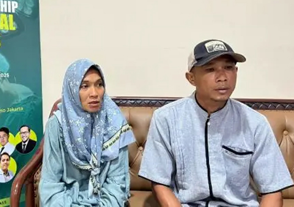 Orangtua Nadirah Roima, anak 10 tahun asal Labuhanbatu yang menjadi pasien pertama operasi pembuluh darah otak di Sumatera Utara.
