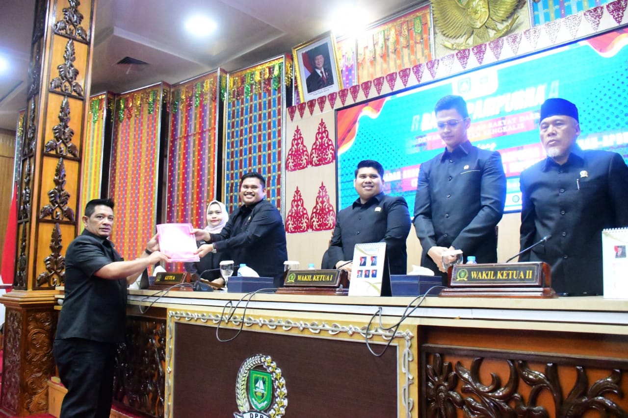Bupati Bengkalis Kasmarni bersama pimpinan DPRD saat Sidang Paripurna penetapan Perubahan APBD 2025 senilai Rp4,66 triliun.