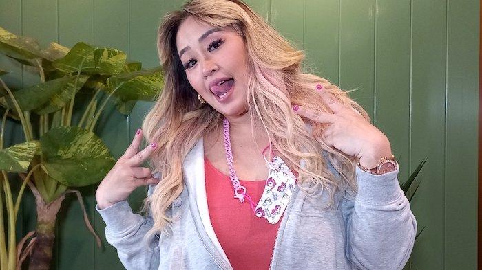 Pinkan Mambo bantah isu bangkrut, jelaskan alasan pindah rumah demi kenyamanan anak-anaknya.