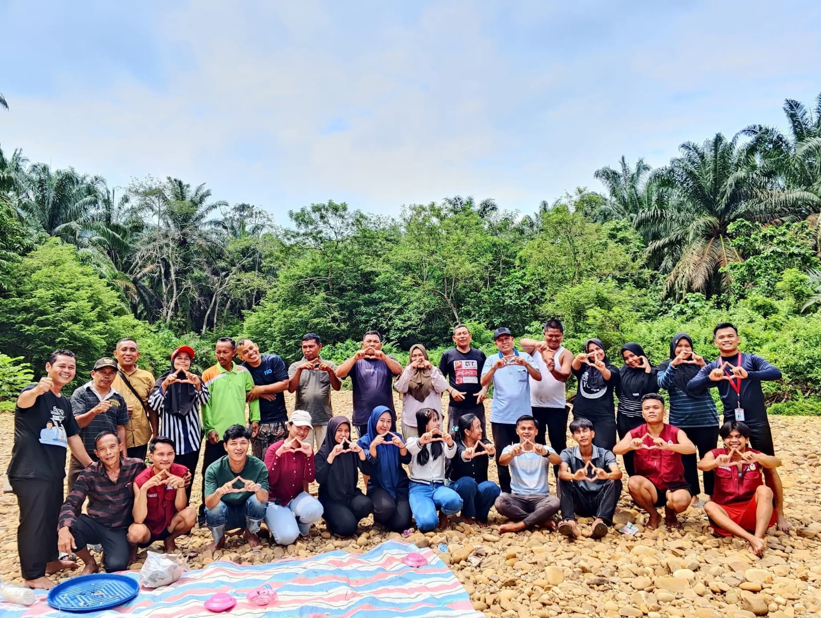 Mahasiswa KKN Universitas Pembinaan Masyarakat Indonesia (UPMI) bersama masyarakat Desa Damuli Pekan, Labura, saat acara perpisahan penuh kehangatan.