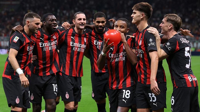 Tijjani Reijnders saat masih memperkuat AC Milan. Kini di Manchester City, ia tetap mendukung mantan klubnya merebut Scudetto Serie A 2025/26.