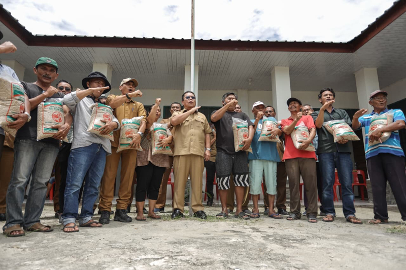 Wali Kota Pematangsiantar Wesly Silalahi SH MKn bersama petani penerima bibit padi unggul di Kecamatan Siantar Marimbun dan Siantar Martoba.