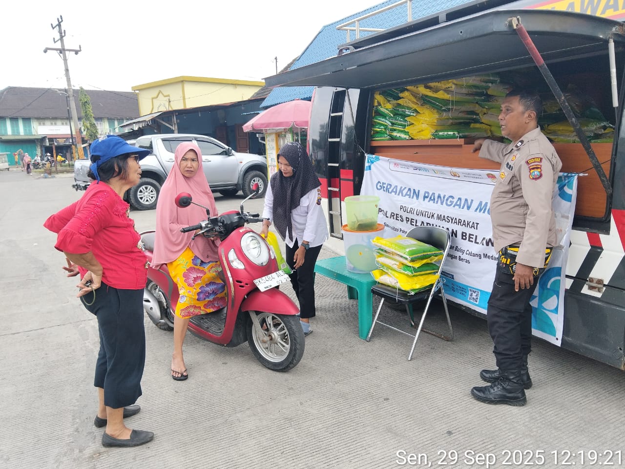 Warga antusias membeli beras murah Rp58 ribu per 5 Kg dalam Gerakan Pangan Murah Polri yang digelar Polres Pelabuhan Belawan, Senin (2992025).