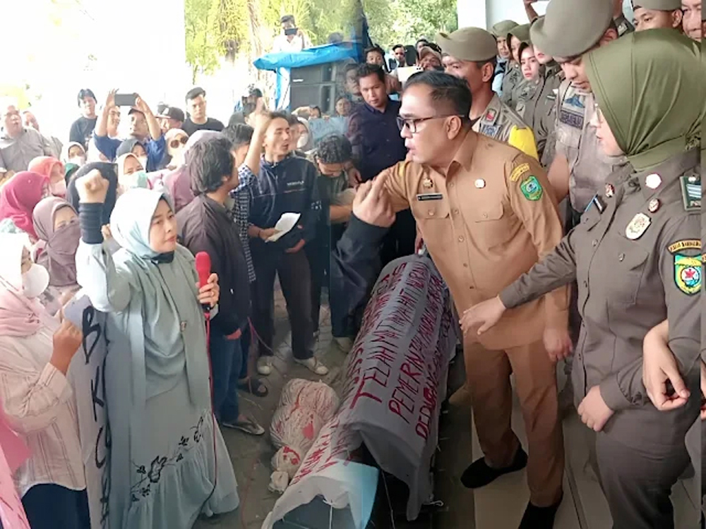 Massa pedagang dan mahasiswa berunjuk rasa di Kantor Bupati Madina, ricuh usai Sekda diduga merampas mikrofon orator.