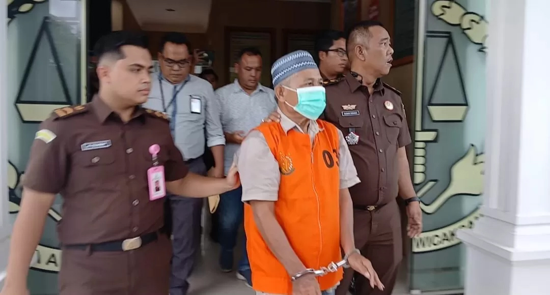 Mantan Pj Kepala Desa Bange digiring jaksa usai ditetapkan tersangka korupsi dana desa Rp1,1 miliar oleh Kejari Labuhanbatu Selatan.
