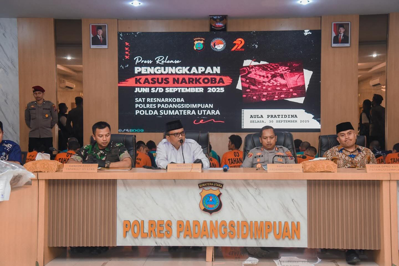 Wali Kota P.Sidimpuan, H. Letnan Dalimunthe, menghadiri kegiatan press release pengungkapan kasus narkoba periode Juni - September 2025.