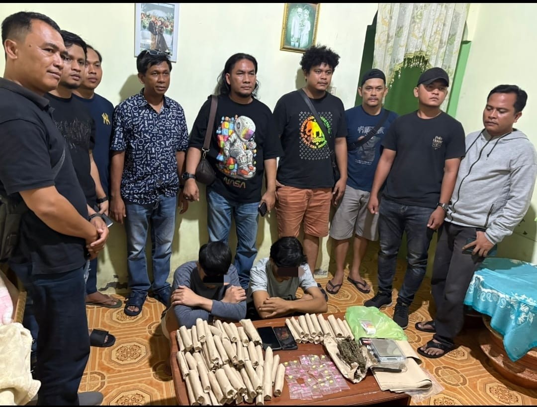 AFRF dan RRH (duduk) saat diamankan petugas.