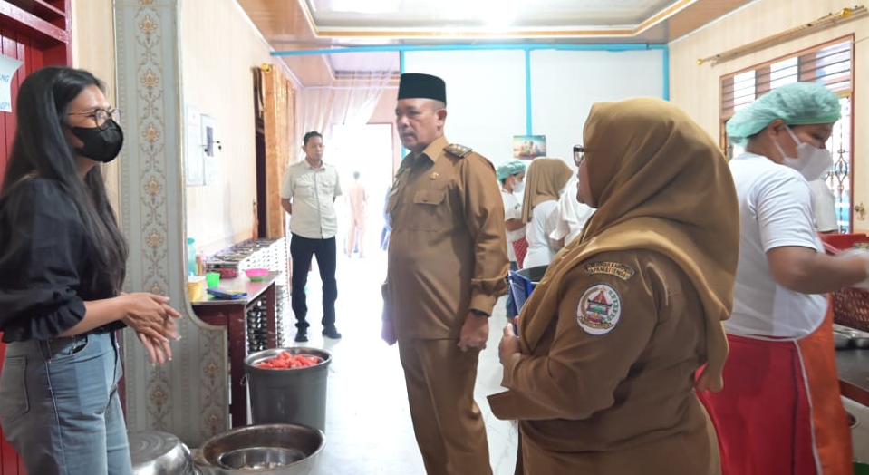 Wakil Bupati Tapteng Mahmud Efendi meninjau dapur SPPG di Pandan untuk memastikan makanan bergizi gratis aman dan sesuai standar gizi.
