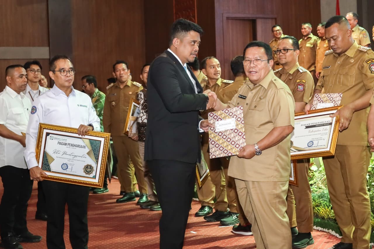 Wali Kota Pematangsiantar Wesly Silalahi menerima Penghargaan UHC dari Gubernur Sumut Bobby Nasution dalam acara Launching UHC Prioritas di Lubukpakam.