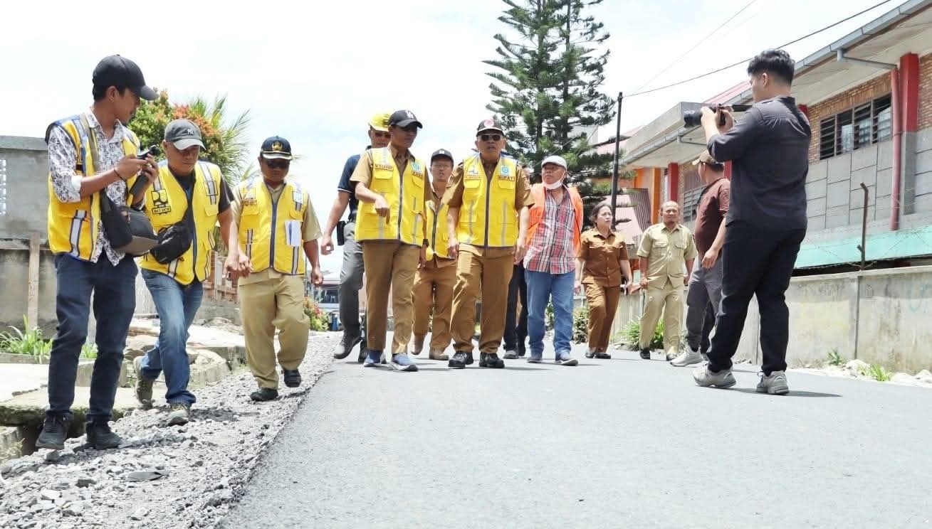 Bupati Simalungun Anton Achmad Saragih meninjau progres rekonstruksi Jalan Simpang Pangalbuan&ndash;Kariahan di Kecamatan Raya, Selasa (30/9).