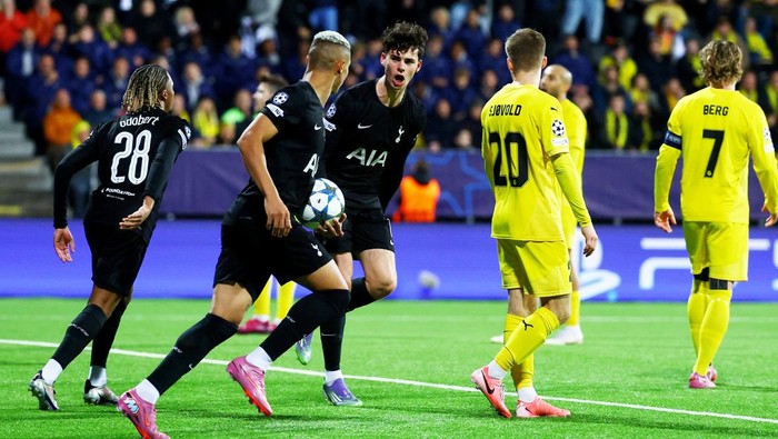 Aksi Jens Petter Hauge saat menjebol gawang Tottenham dalam laga Liga Champions melawan Bodo/Glimt di Aspmyra Stadion, Norwegia.