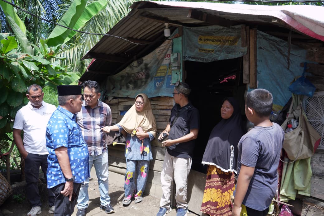 Kapolres Labusel bersama Wabup menyalurkan sembako, membantu pengobatan anak, hingga membedah rumah janda miskin di Lingkungan Bedagai, Kotapinang, Labuhanbatu Selatan.