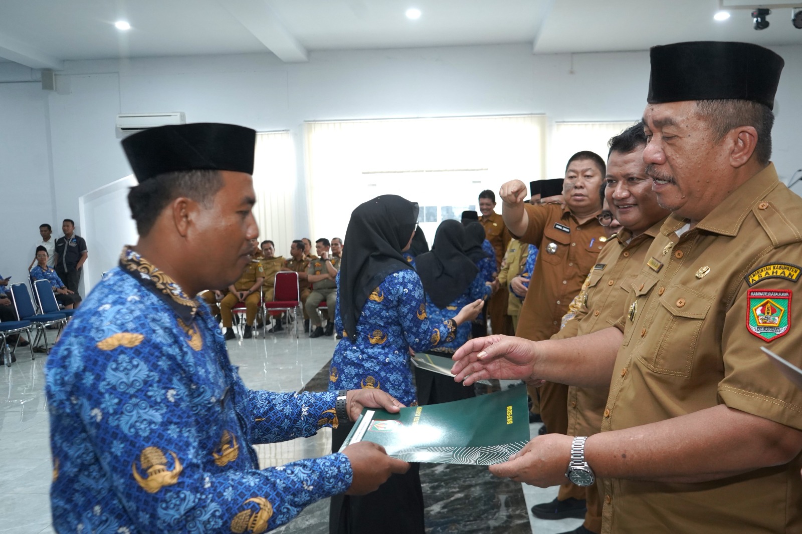 Bupati Asahan Taufik Zainal Abidin mengukuhkan 495 PPPK Formasi Tahun Anggaran 2024 di Aula Melati Kantor Bupati Asahan, Selasa (30/9/2025).