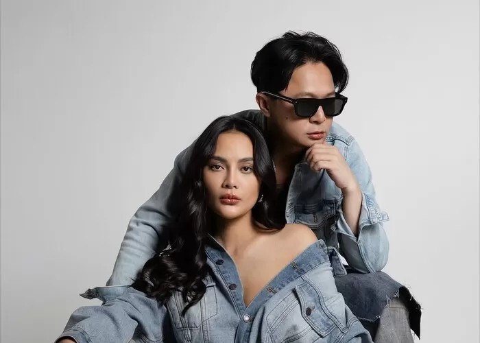 Erika Carlina blak-blakan mengaku sering merengek minta dinikahi DJ Bravy saat siaran langsung di Instagram.
