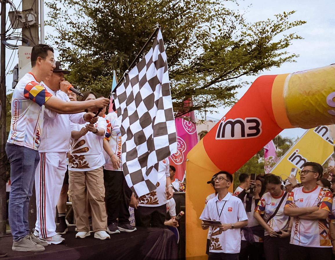 Ribuan peserta meramaikan Fun Walk Indosat Ooredoo Hutchison bersama INTI Sumut di Medan, Minggu (28/9/2025). Acara ini sekaligus menggalang dana untuk Beasiswa Pelangi.