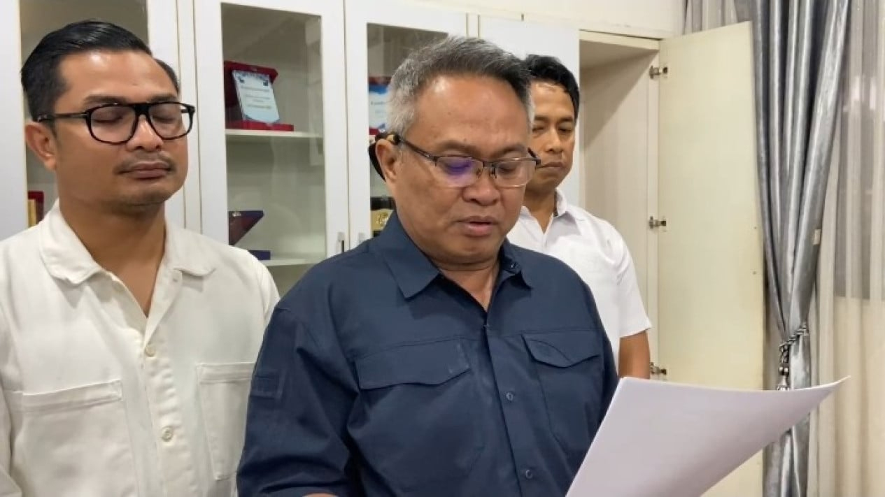 Direktur Reserse Kriminal Umum Polda Sumut, Kombes Pol. Ricko Taruna Mauruh, menjelaskan penggerebekan gudang ikan yang dijadikan penampungan PMI ilegal.