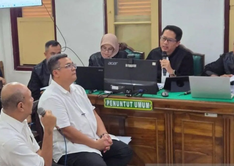 Topan Ginting (kanan) dihadirkan ke persidangan sebagai saksi terkait perkara dugaan suap proyek peningkatan jalan provinsi ruas Hutaimbaru&ndash;Sipiongot, Paluta.