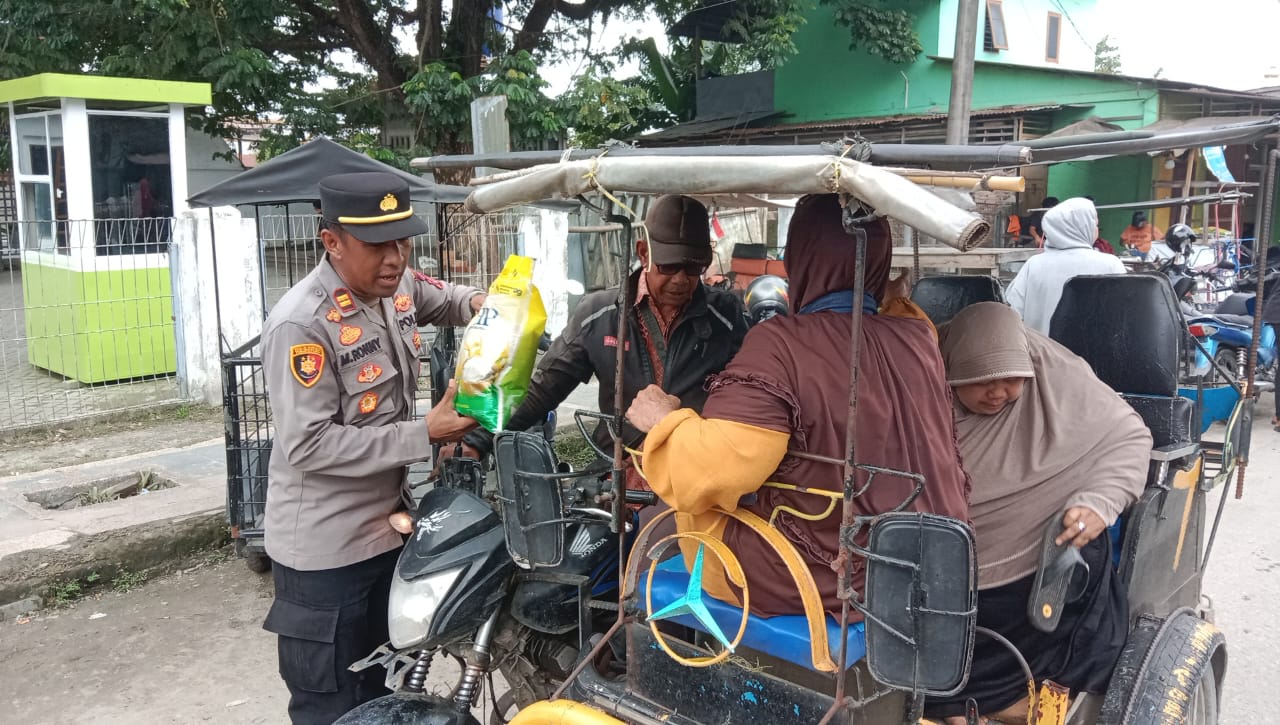 Polsek Tanjungbalai Utara menggelar Gerakan Pangan Murah, 1000 karung beras dan 600 minyak goreng langsung habis diborong warga.