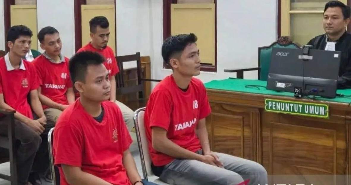 Lima terdakwa kurir ganja 46 kilogram di ruang sidang Cakra IX, Pengadilan Negeri Medan.