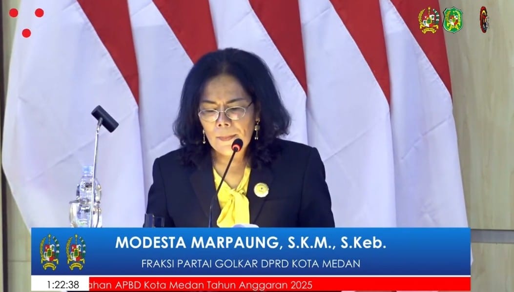 Jubir Fraksi Golkar, Modesta Marpaung, menyampaikan pendapat akhir dalam rapat paripurna DPRD Medan, Senin (29/9).