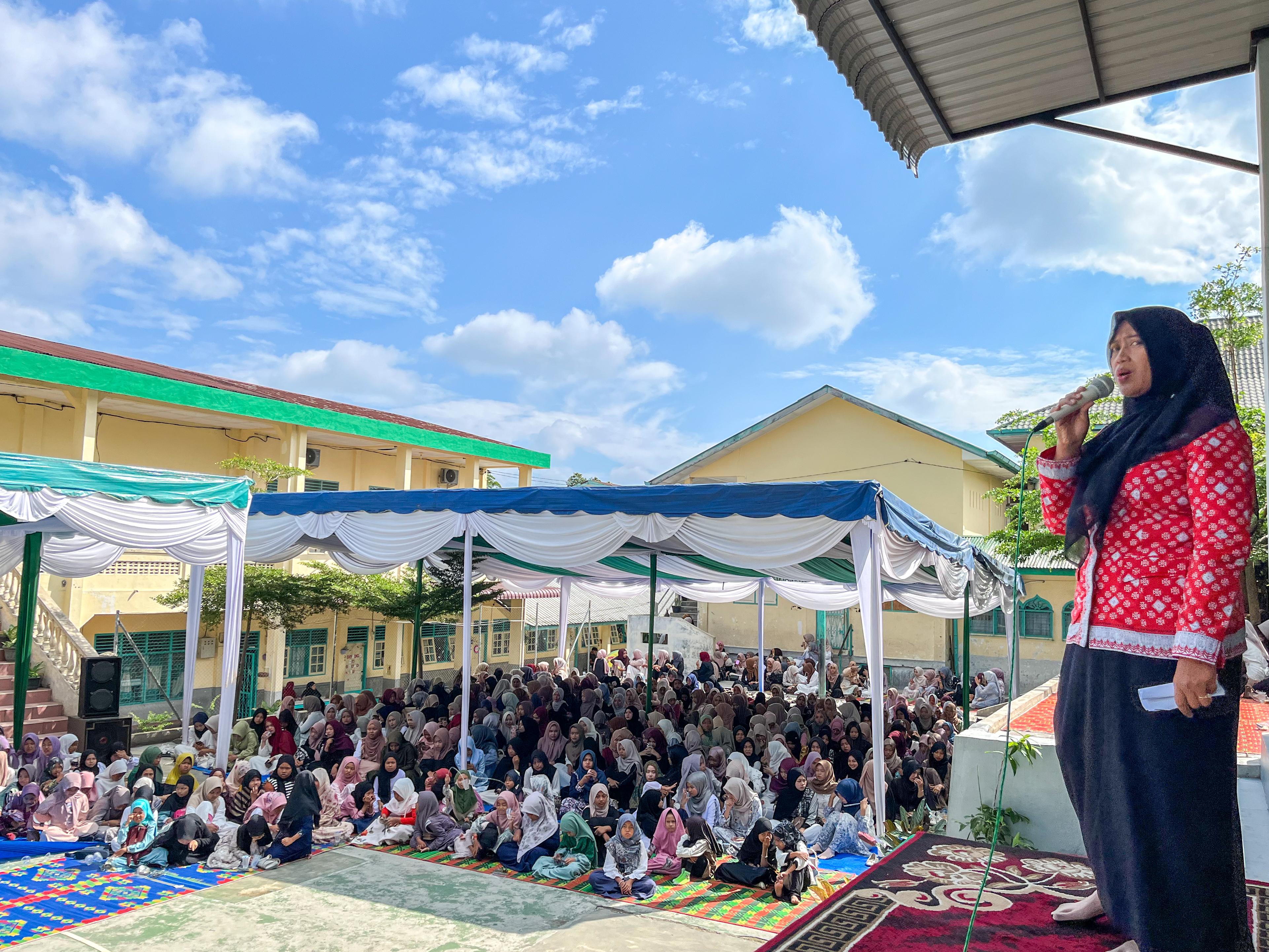 Wakil Wali Kota Pematangsiantar Herlina pada peringatan Maulid Nabi Muhammad SAW 1447H⁠/Tahun 2025 di Yayasan Perguruan Taman Siswa.