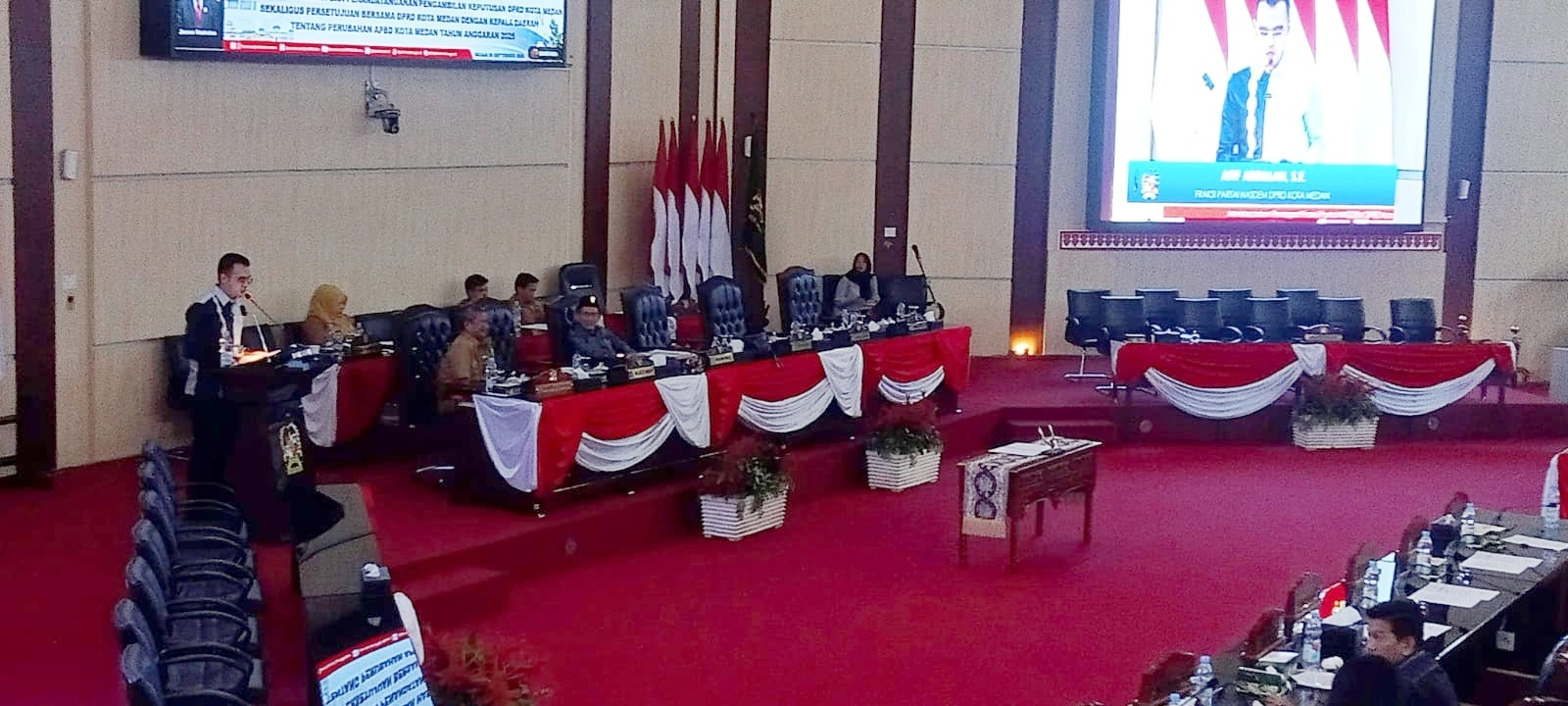 Jubir Fraksi NasDem DPRD Medan, Afif Abdillah menyampaikan pendapat akhir dalam rapat paripurna di gedung dewan, Senin (29/9).